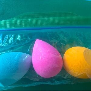 Never used, clean, peeps beauty blenders.